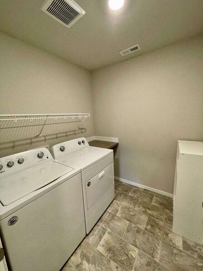 Building Photo - Welcome to your dream home in Cle Elum!