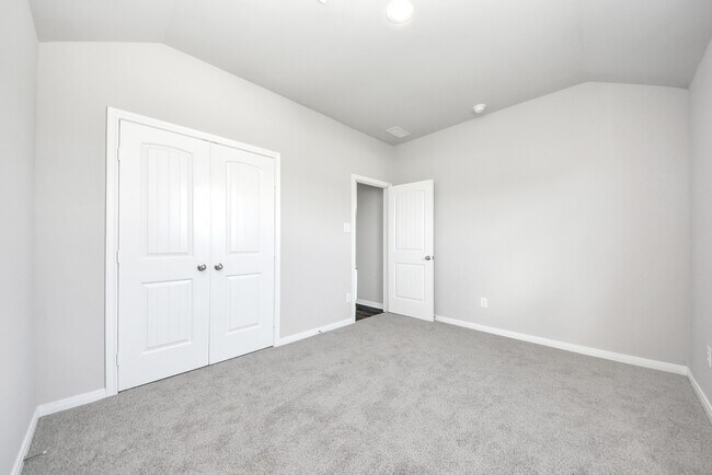 Building Photo - 688 Swallow Dr