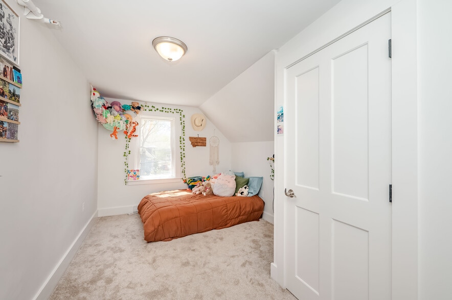 Bedroom is large enough for a king sized bed - 361 Miller Ave