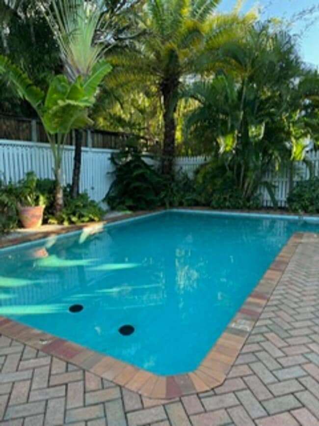 Building Photo - Old Town Cottage Ready for Move In!