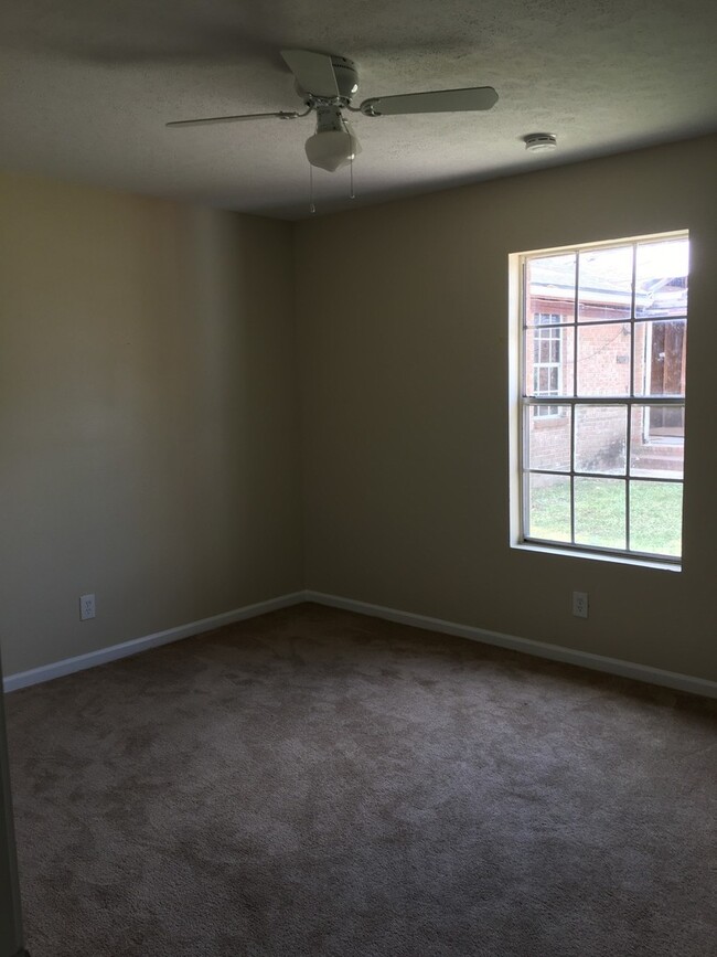 Building Photo - Efficient 2 Bed/1 Bath Duplex Unit in Spri...