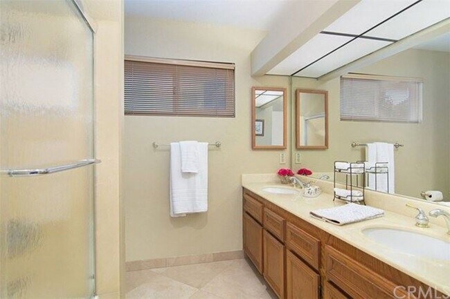 Building Photo - Spacious and modern 3 bedroom home within the prestigious Terraces of Cantebria subdivision.