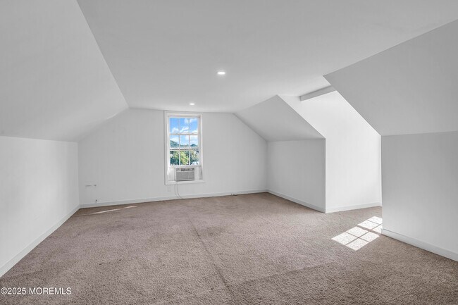 Building Photo - 1418 Summit Pl