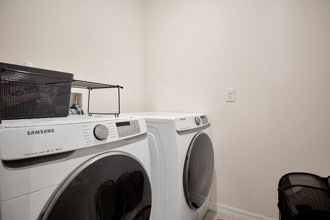 Building Photo - Discover this lovely 4-bedroom, 2-bath home in the sought-after Squires Grove community