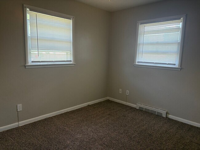 Building Photo - 2 Bedroom / 1 Bath House & bonus room