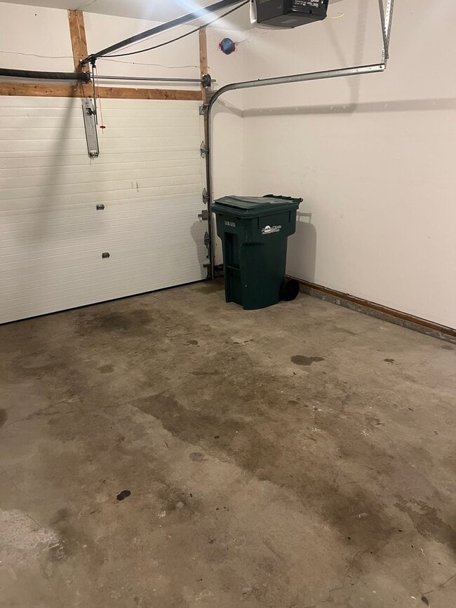 Building Photo - Remodeled Townhouse with Garage