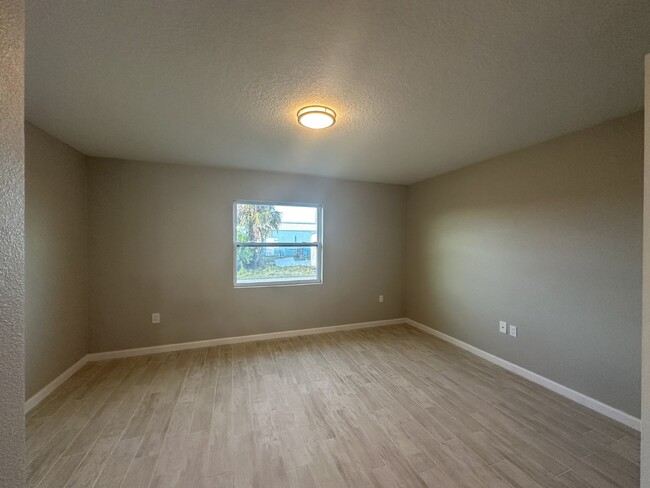 Building Photo - "Spacious 3-Bedroom Duplex Oasis with 2 Fu...