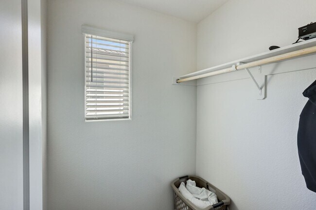 Building Photo - Modern Comfort in Las Vegas: 3-Bedroom Gem with Pool Access