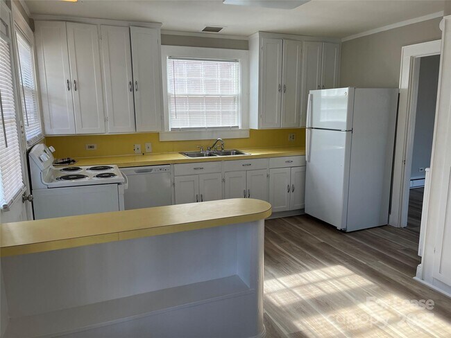 Building Photo - 668 N 6th St