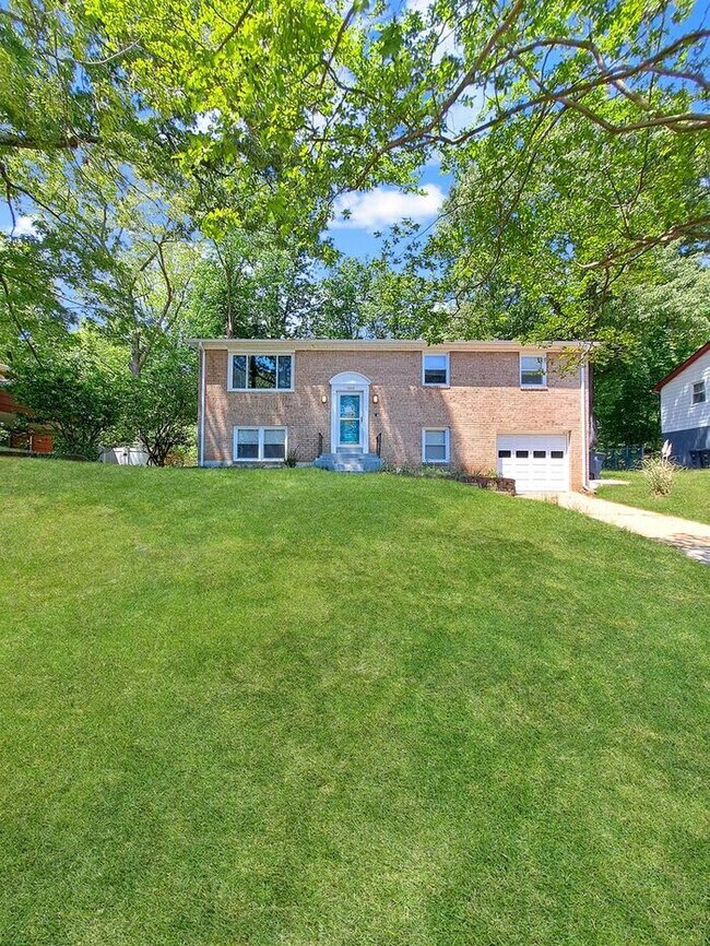 Building Photo - Coming Soon! Attractive Mid Century Modern...