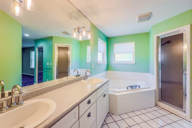 Building Photo - "Luxurious 5-Bedroom Eden Retreat with Sce...