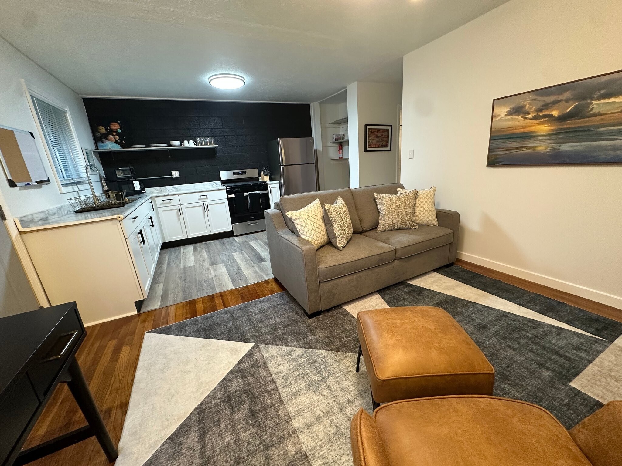 Building Photo - 652 E Main St