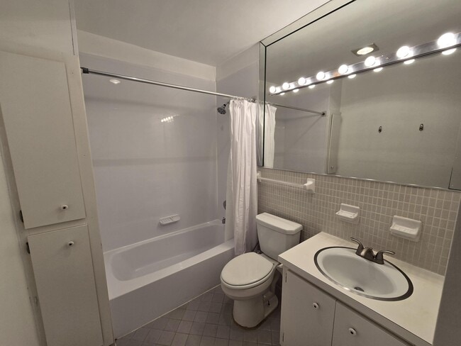 Building Photo - 5840 NE 22nd Way