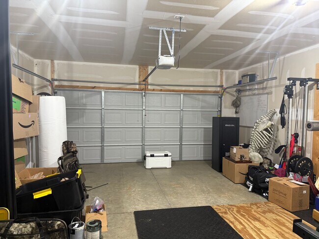 Building Photo - Beautiful 4 bedroom 2.5 bath home located in the Cliffs subdivision!