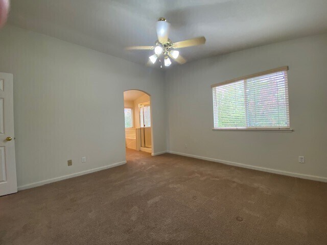 Building Photo - Beautiful and spacious 3-bedroom, 2.5-bathroom home with loft/den in E