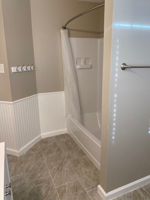 Upstairs Bath - 404 S Texas Dr