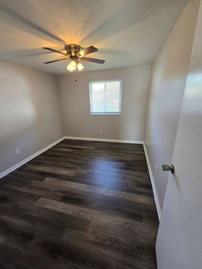 Building Photo - 3 BEDROOM SINGLE FAMILY