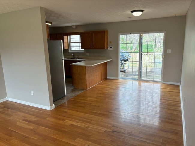 Building Photo - **NEW PRICE**   **New Paint**   **New Carpet**  Ready for YOU!!