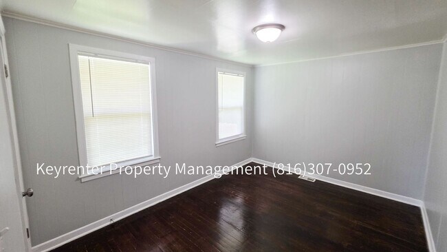 Building Photo - 802 S Logan Ave