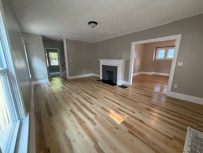 Building Photo - 4224 Fairview Dr