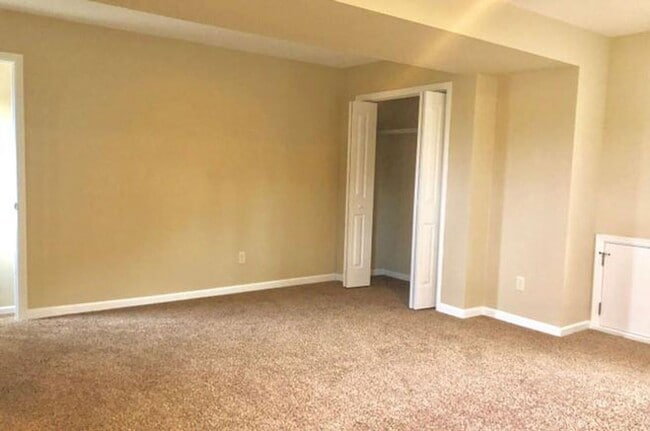 Building Photo - 4 bedroom 2.5 bathroom home