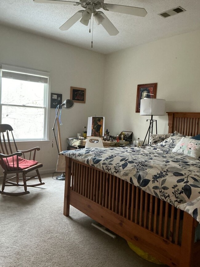 Building Photo - 1 Bedroom/2 .5 Bath Condo located in River...