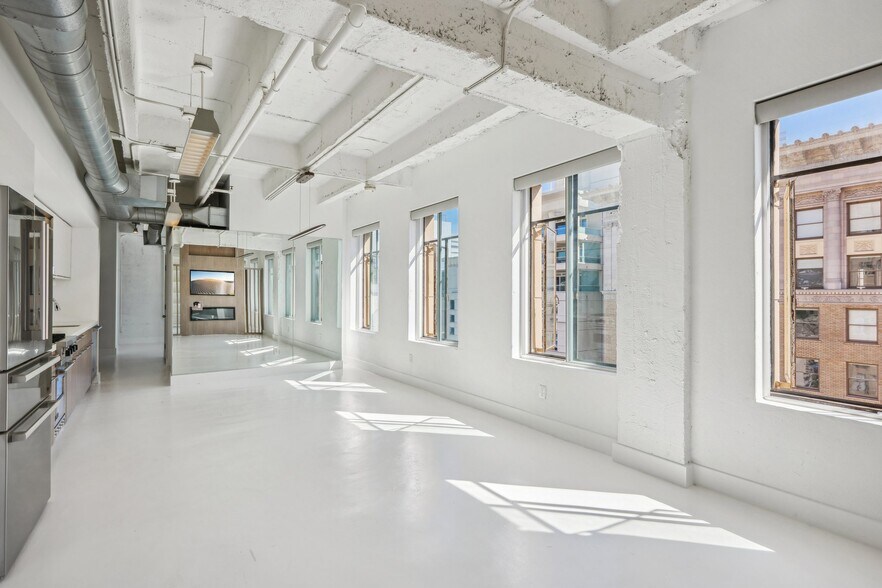 Building Photo - 6253 Hollywood Blvd