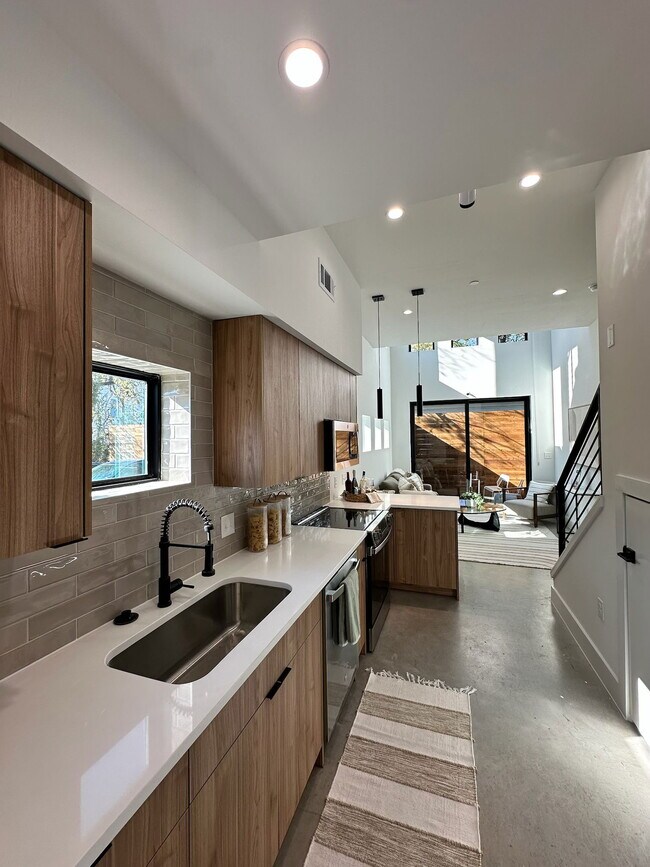 Primary Photo - 2702 N Carroll Ave