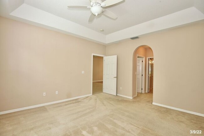 Building Photo - Premier 2/2 Spacious Condo with a Screened...