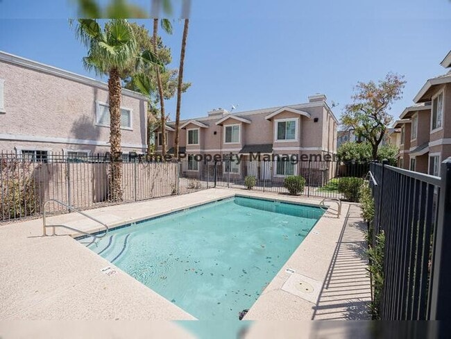 Building Photo - 1055 W 5th St