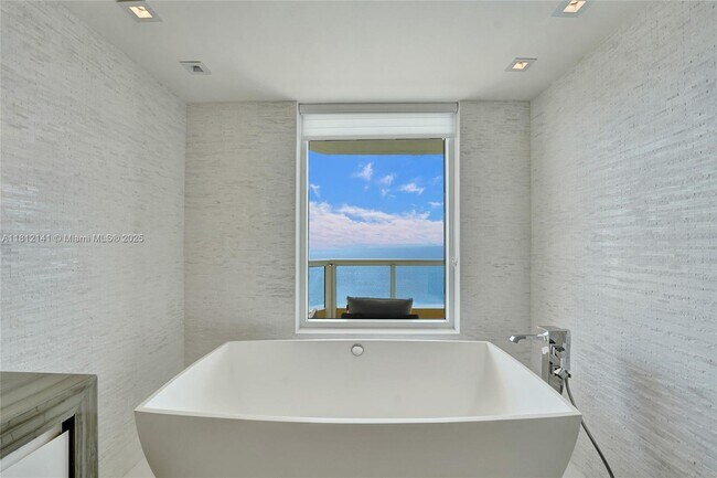 Building Photo - 17875 Collins Ave