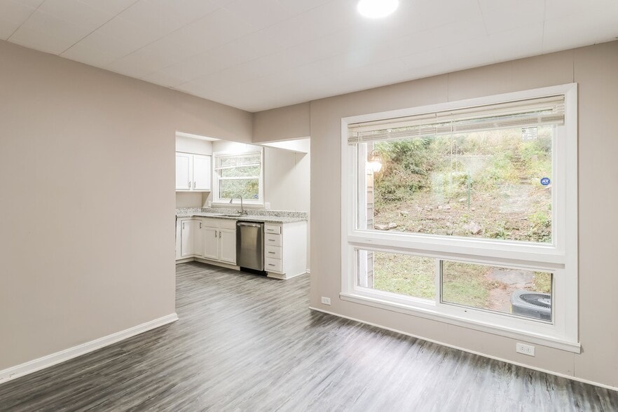 Building Photo - 1224 6th Ave