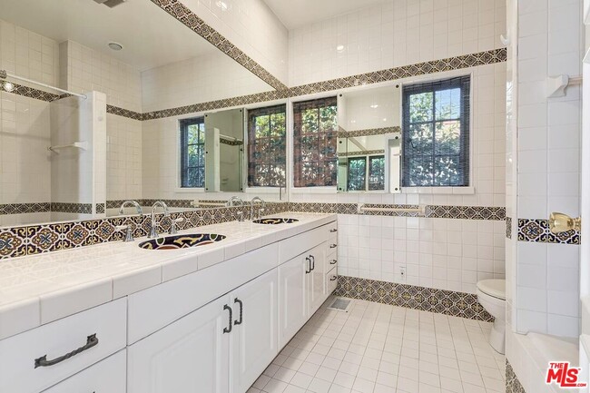 Building Photo - 1215 Edris Dr