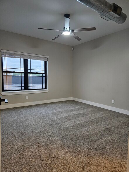 living room - 5827 Broadway St
