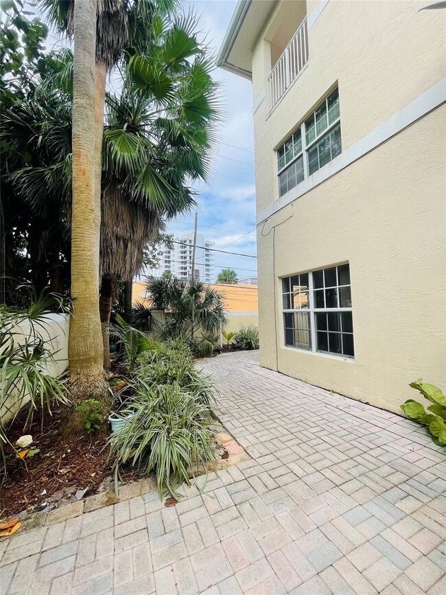 Building Photo - 2605 Bay Dr