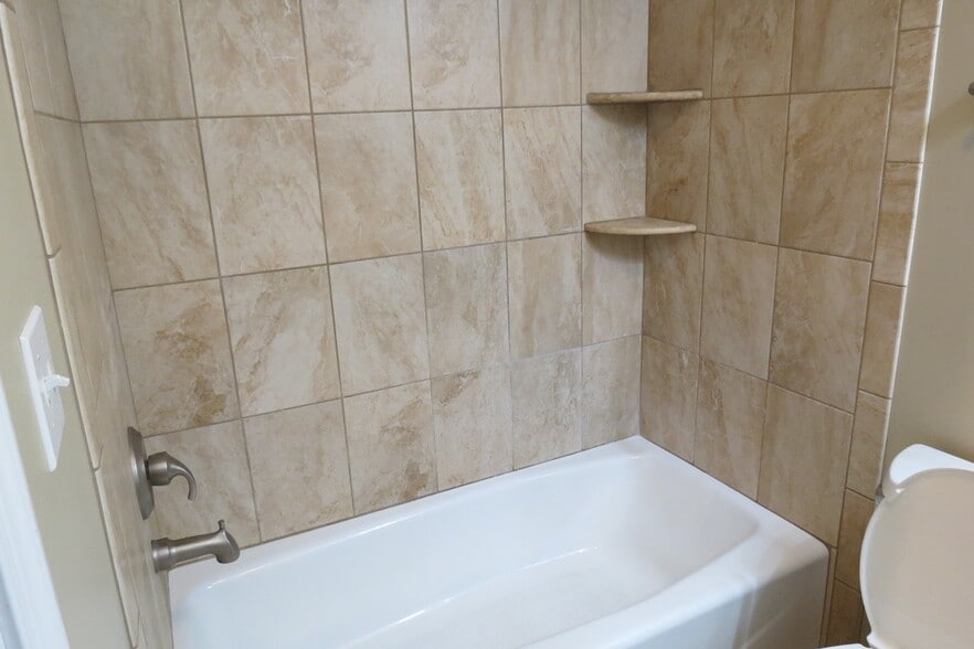 ceramic tile bathroom - 109 Glendale Rd