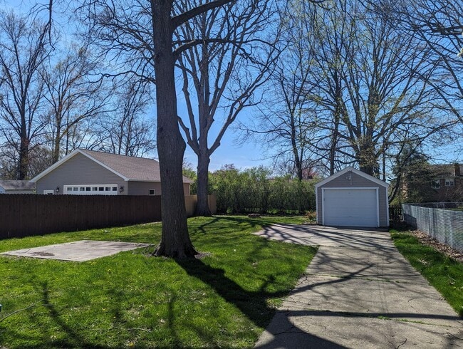 Building Photo - Beautiful 3 bedroom home with covered fron...