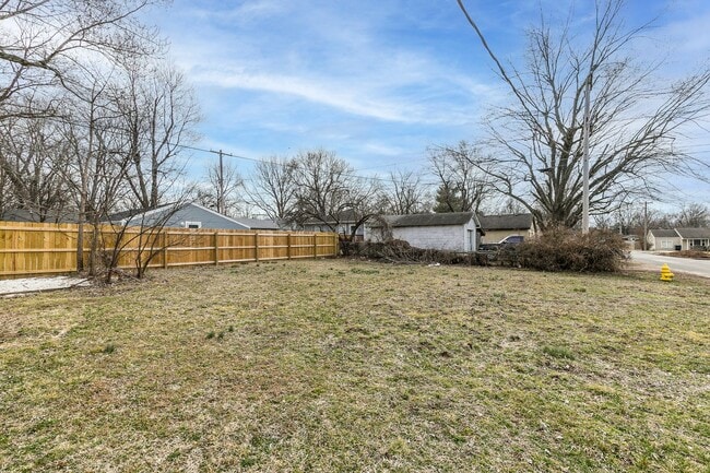 Building Photo - 2 Bedroom 1 Bathroom Home Located within w...
