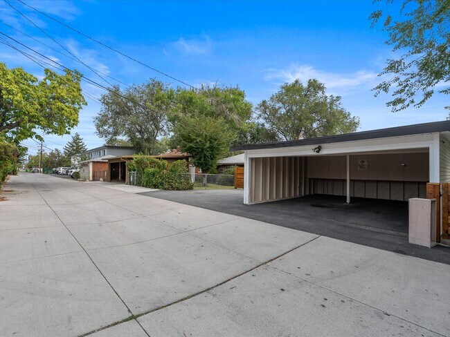Building Photo - Move In Ready Midtown Dream Home