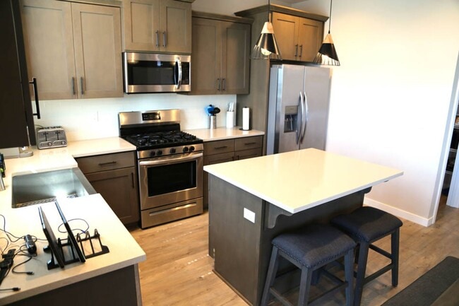 Building Photo - Short Term Leases! Furnished, Low Maintenance, Sweeping Views