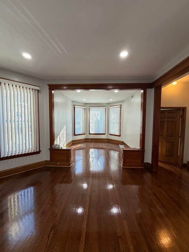 Building Photo - 2624 W Walton St