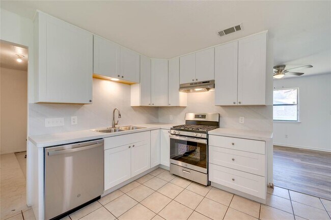 Building Photo - 706 Scenic Dr