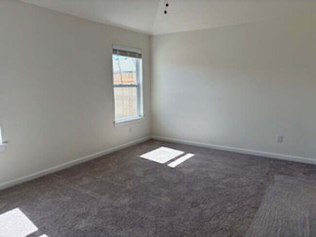 Building Photo - New Home! 1st month free!