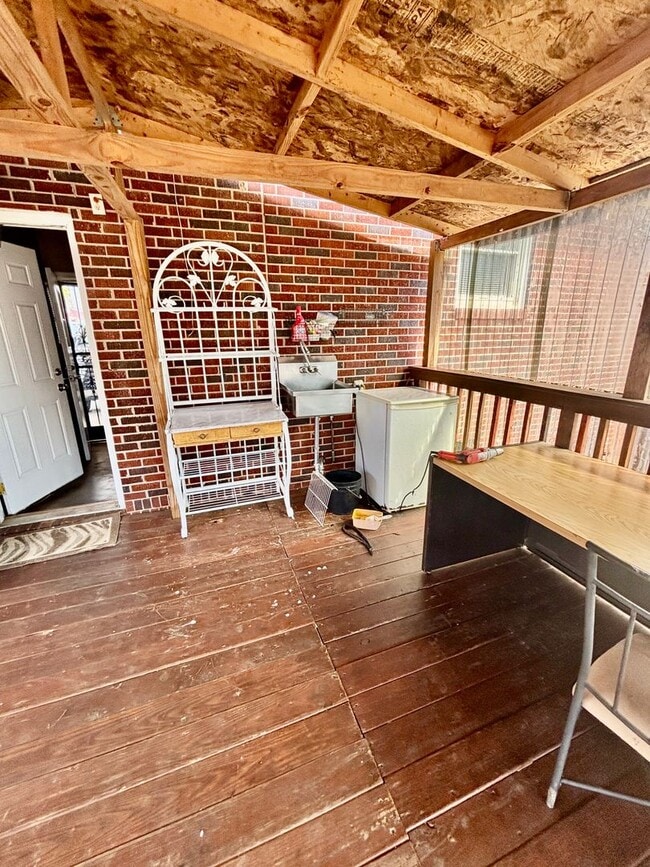 Building Photo - 3 Bedroom 2 Bath home