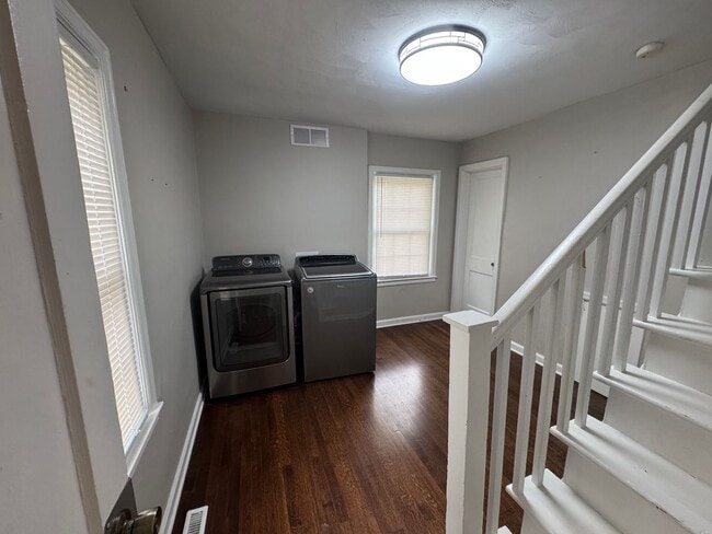 Building Photo - Newly updated 3 bedroom 1 bath with hardwo...