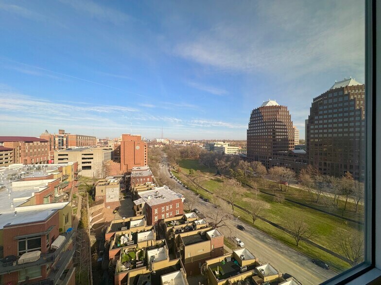 Building Photo - 4545 Wornall Rd