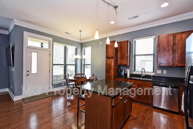 Building Photo - 3475 Spencer St