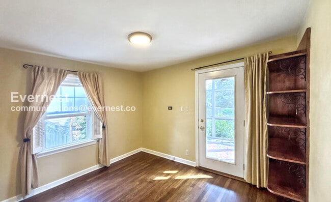 Building Photo - 887 W 10th Ave