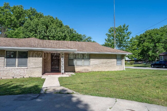 Building Photo - Charming 2 Bed, 1 Bath Duplex