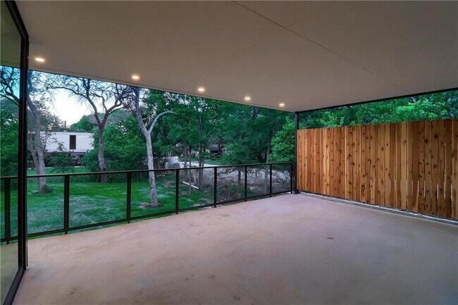 Building Photo - 9400 Shady Oaks Dr